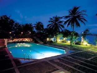 Riviera Suites Kochi Hotel