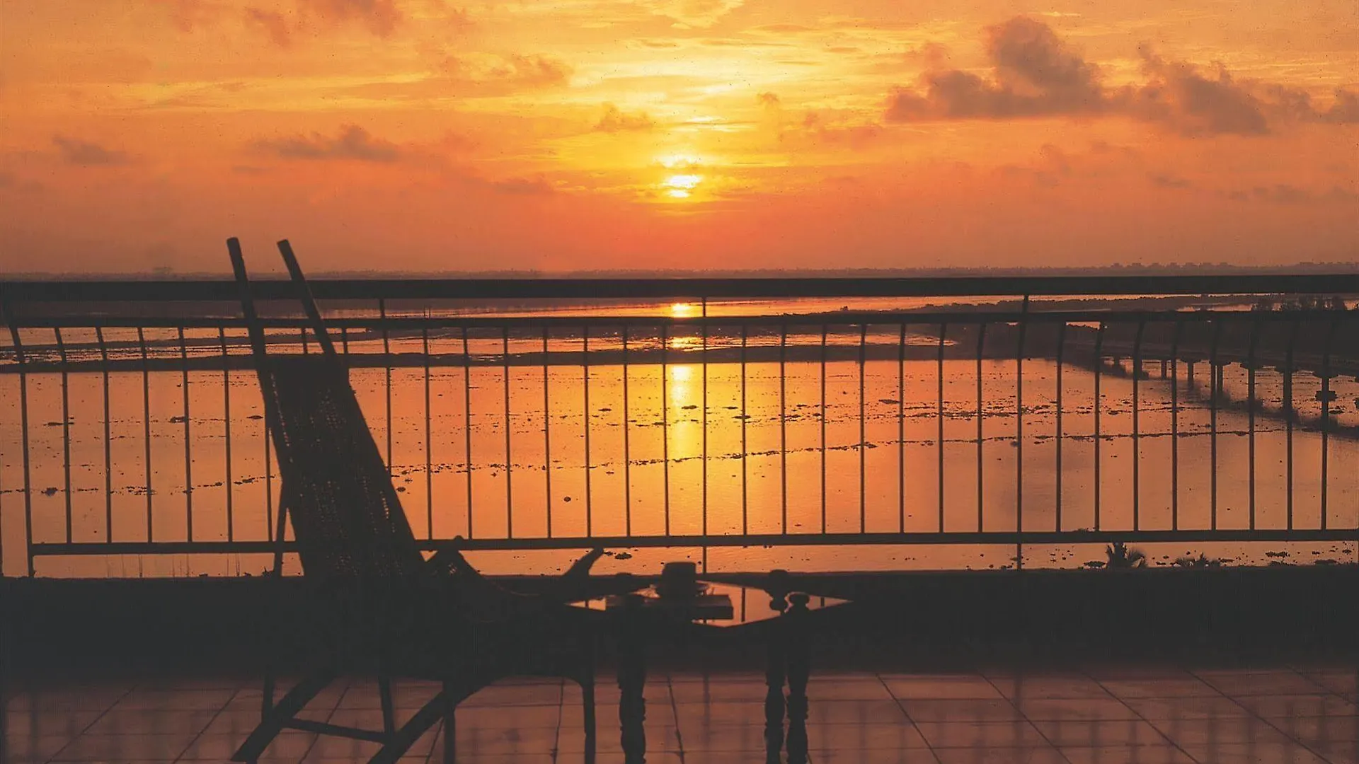 Riviera Suites Kochi Hotel
